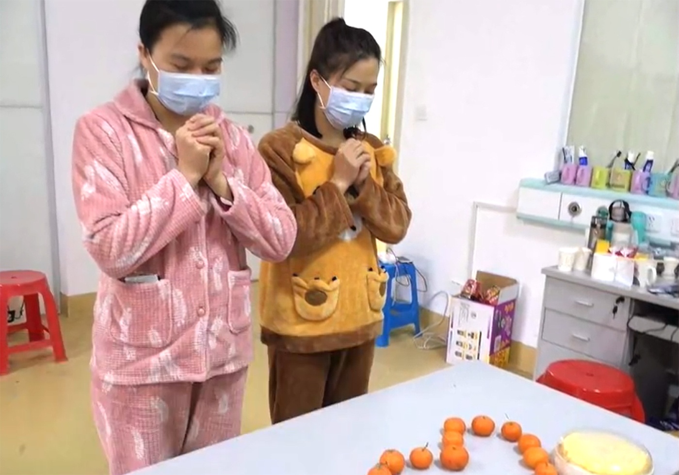 Y ta don sinh nhat trong phong cach ly, mong som het dich virus corona hinh anh