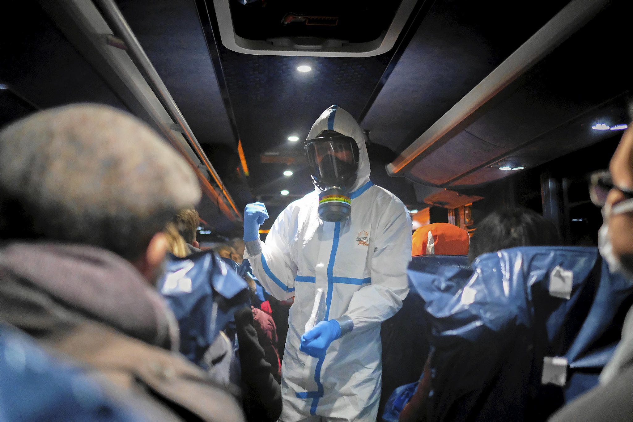 14 ngay cach ly cua hanh khach di cung chuyen bay voi nguoi nhiem nCoV hinh anh