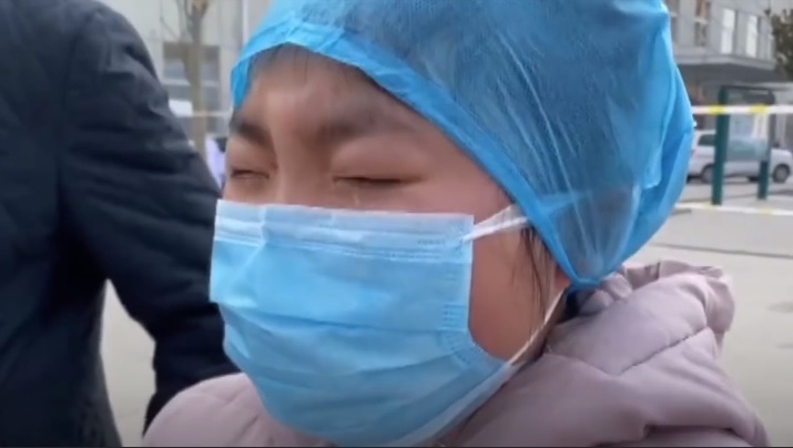 Giay phut gap go hiem hoi cua me con nu y ta o Trung Quoc hinh anh