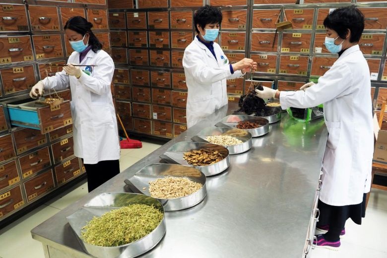 Thu nghiem thuoc co truyen 3.000 nam cho benh nhan Covid-19 hinh anh