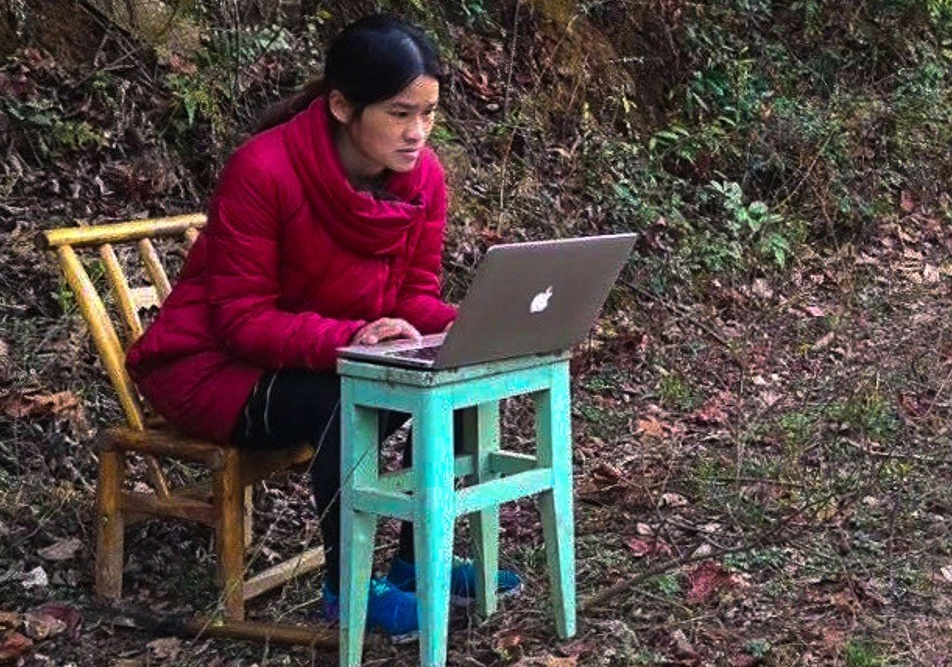 Lop hoc online cua co giao mac ket tren nui vi dich Covid-19 hinh anh