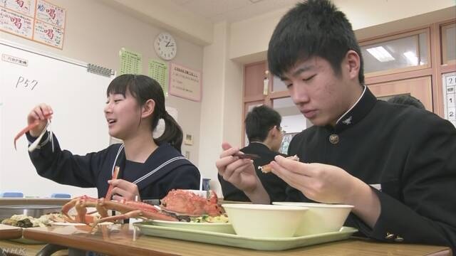 Bua trua toan cua hoang de cua hoc sinh Nhat Ban hinh anh