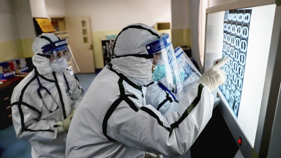 Chu tich TP.HCM de nghi de bac si ve huu, sinh vien y cung chong dich hinh anh