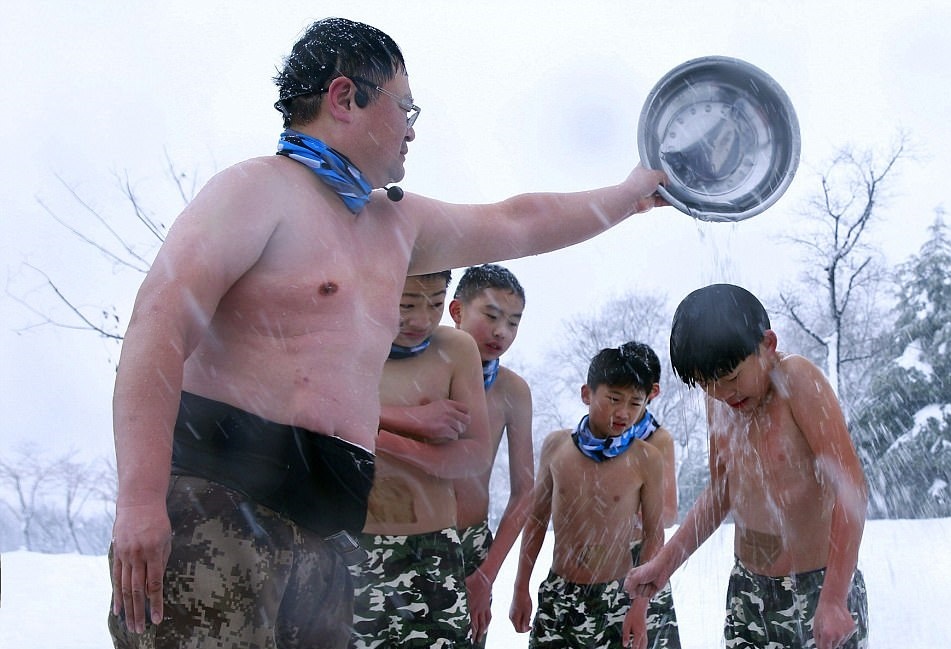 Day tre coi tran lan duoi tuyet o Trung Quoc hinh anh