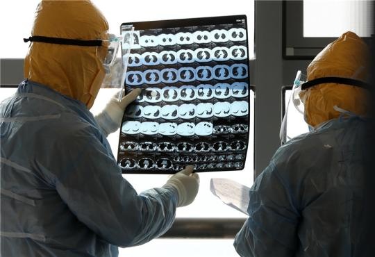 Trung Quoc xay phong thi nghiem kiem soat dich benh tuong tu Covid-19 hinh anh