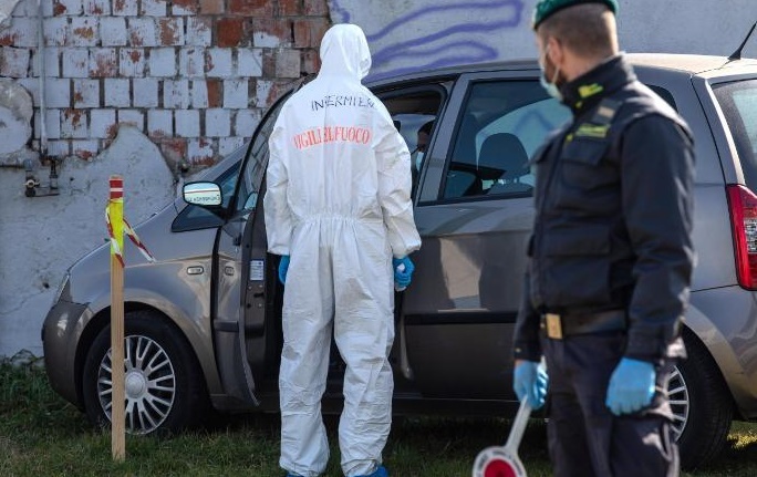 Nguoi vo o Italy bi cach ly cung thi the chong tu vong vi Covid-19 hinh anh