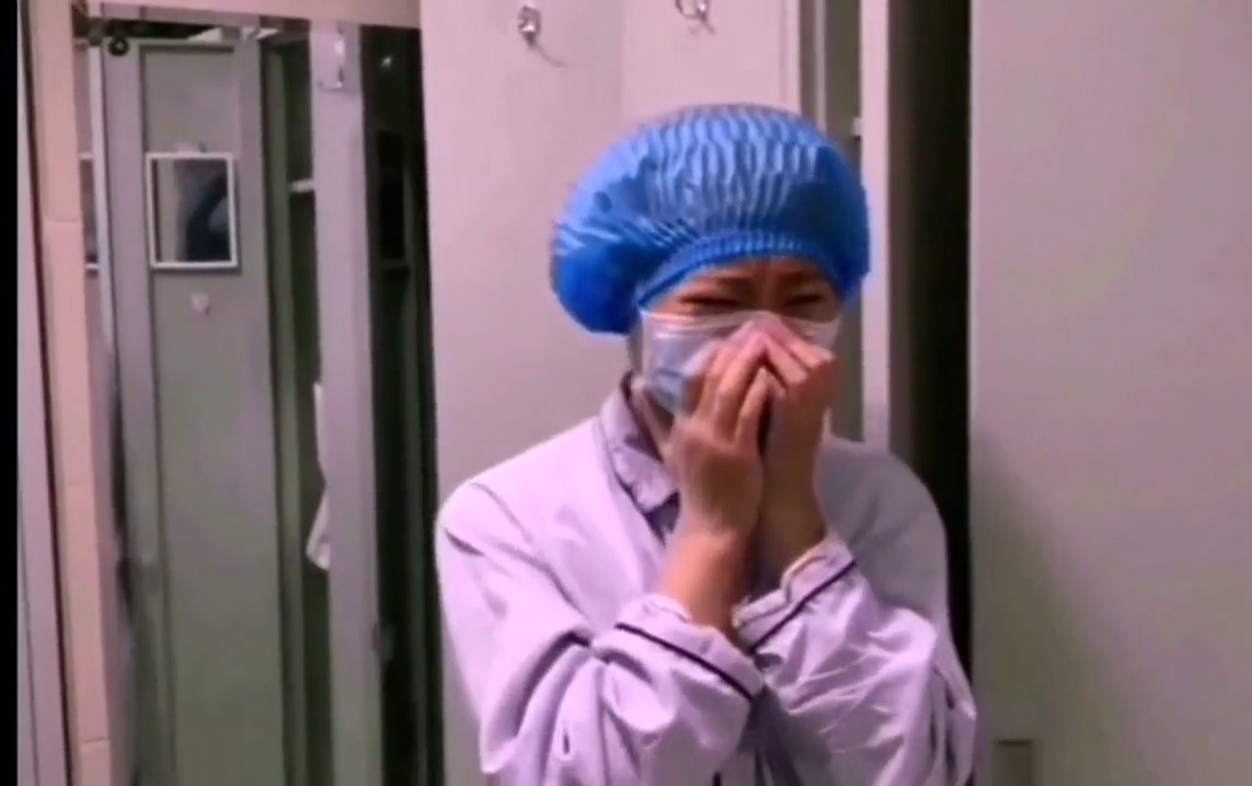 Y ta bat khoc khi benh nhan duoc xuat vien cui dau chao hinh anh