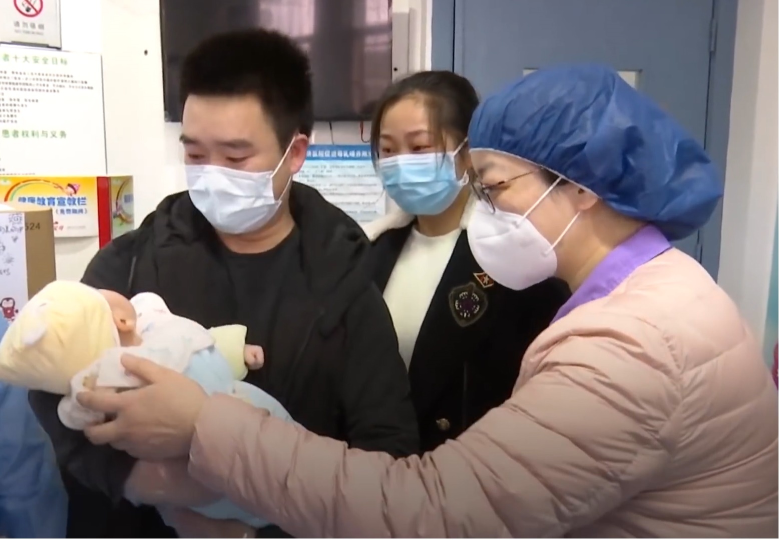 Cha me mac Covid-19 khoi benh, doan tu voi con moi sinh hinh anh