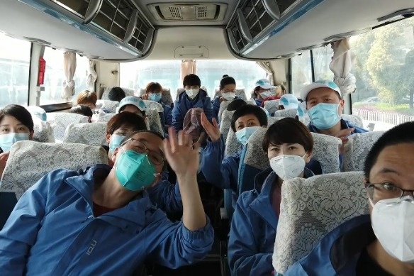 Mong muon cua nhung bac si tien tuyen dau tien tro ve nha sau dich hinh anh