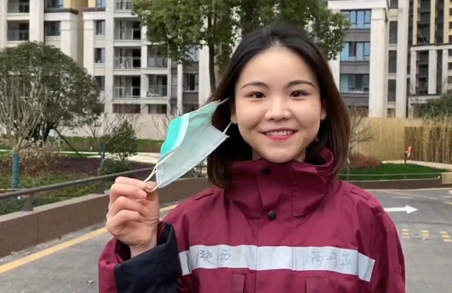 Khuon mat sau lop khau trang cua nhung nhan vien y te Trung Quoc hinh anh