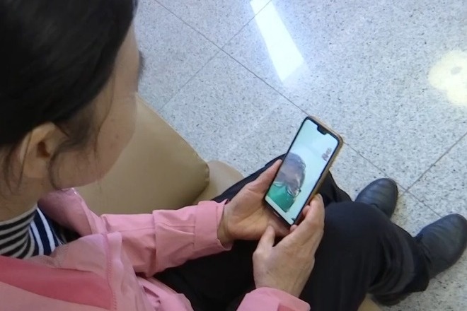 Gia dinh 3 nguoi cung tham gia tuyen dau chong dich hinh anh