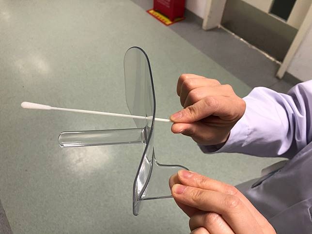 Phat minh tam chan lam giam nguy co lay nhiem SARS-CoV-2 cho bac si hinh anh