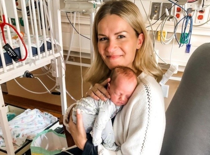 Nguoi me mac Covid-19 sinh con thanh cong khi dang hon me hinh anh