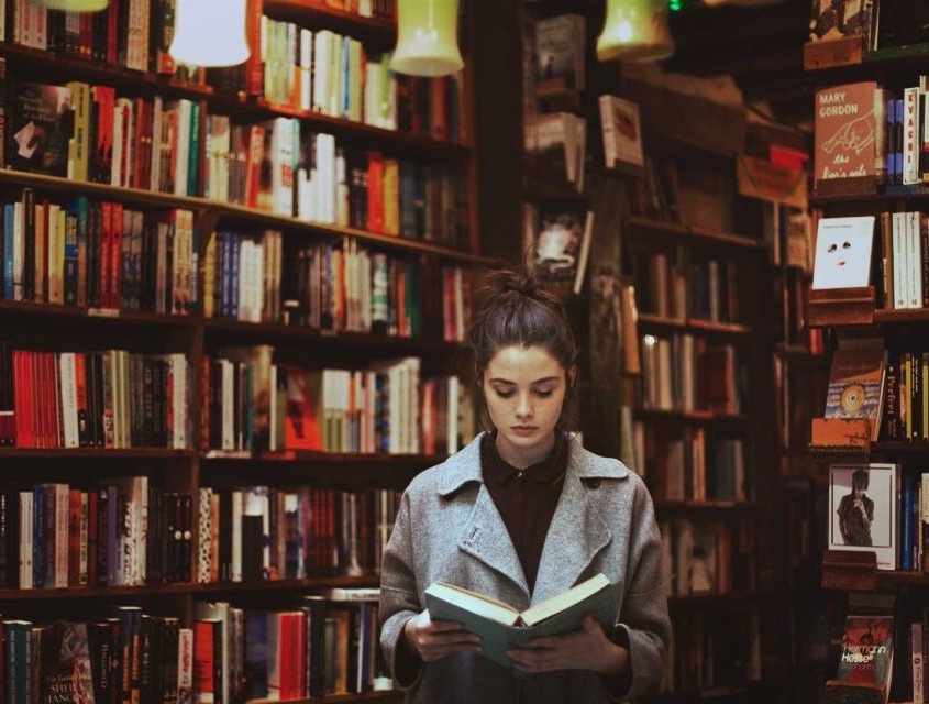 Nguoi me sach thich thu voi ban thu tieng on trong thu vien hinh anh