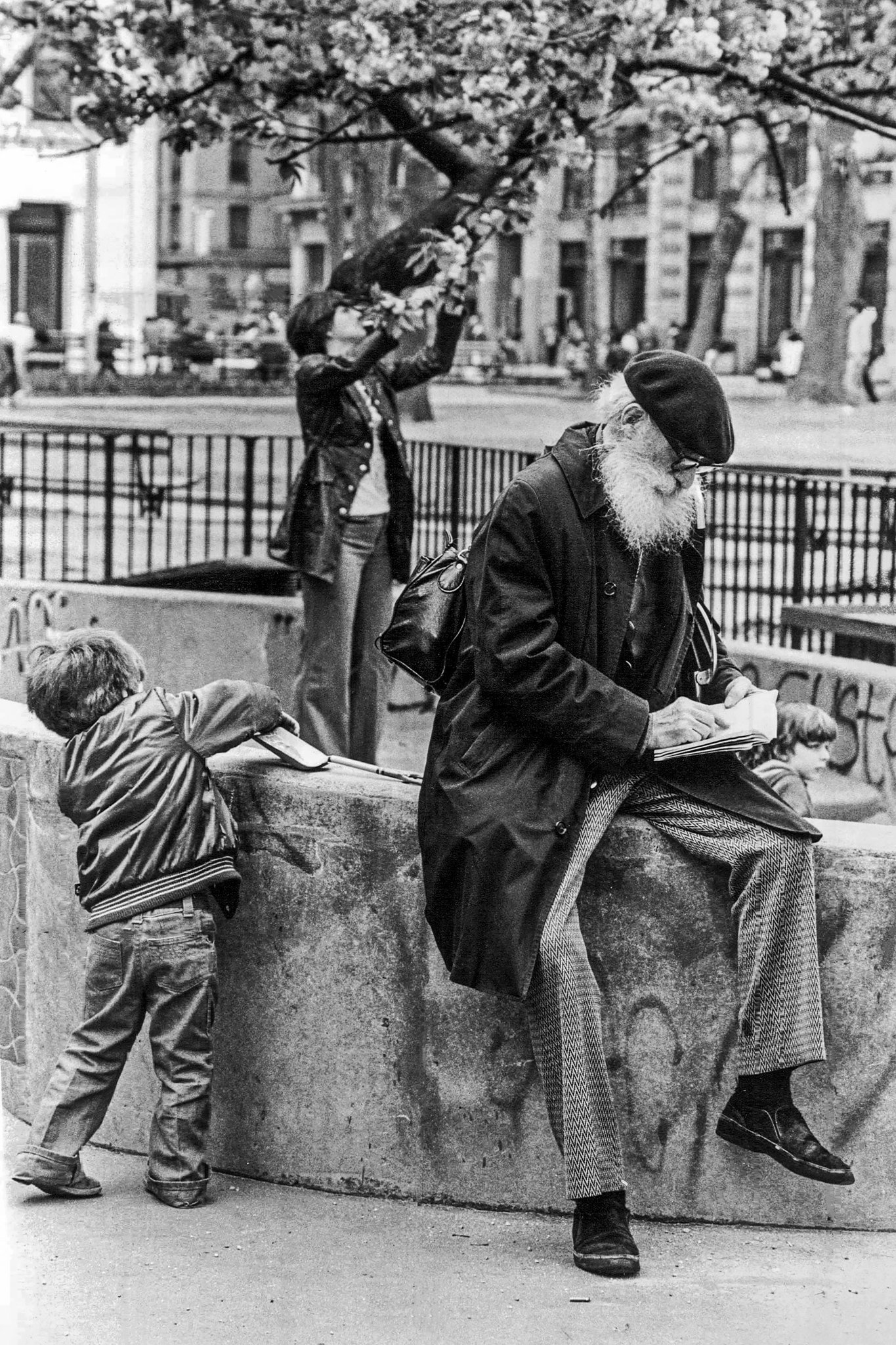 doc sach trong cong vien anh 6