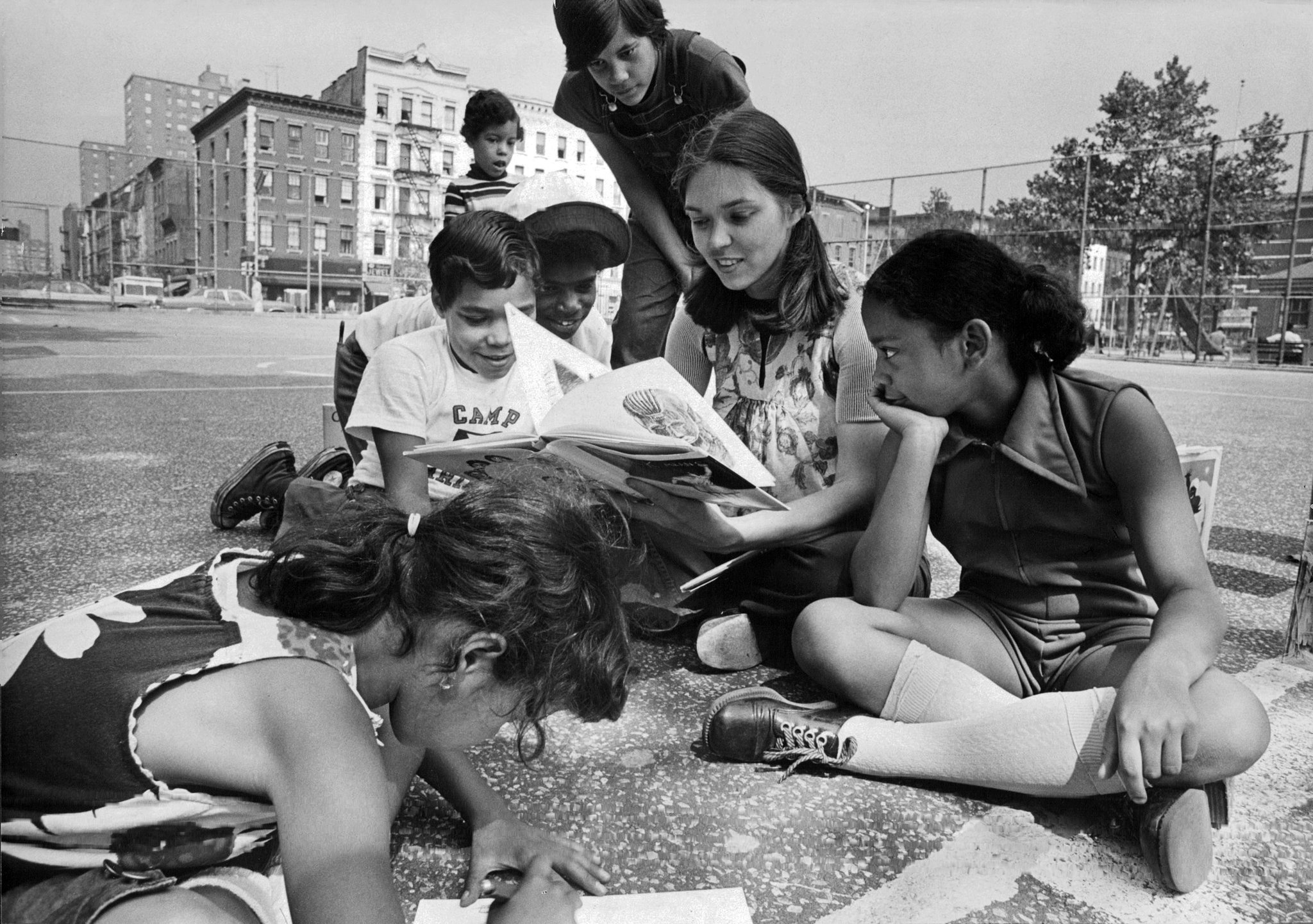 doc sach trong cong vien anh 5