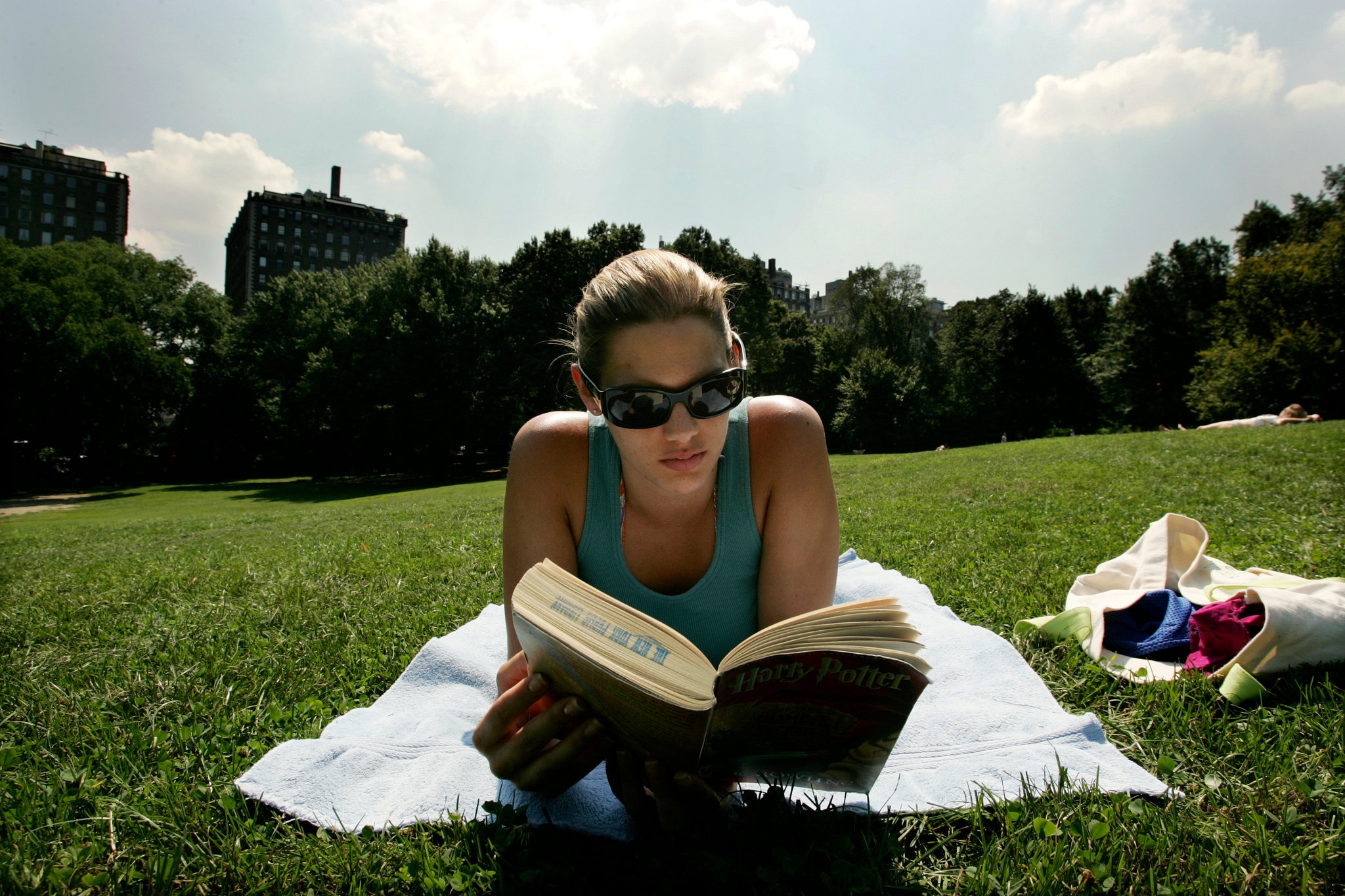 doc sach trong cong vien anh 9