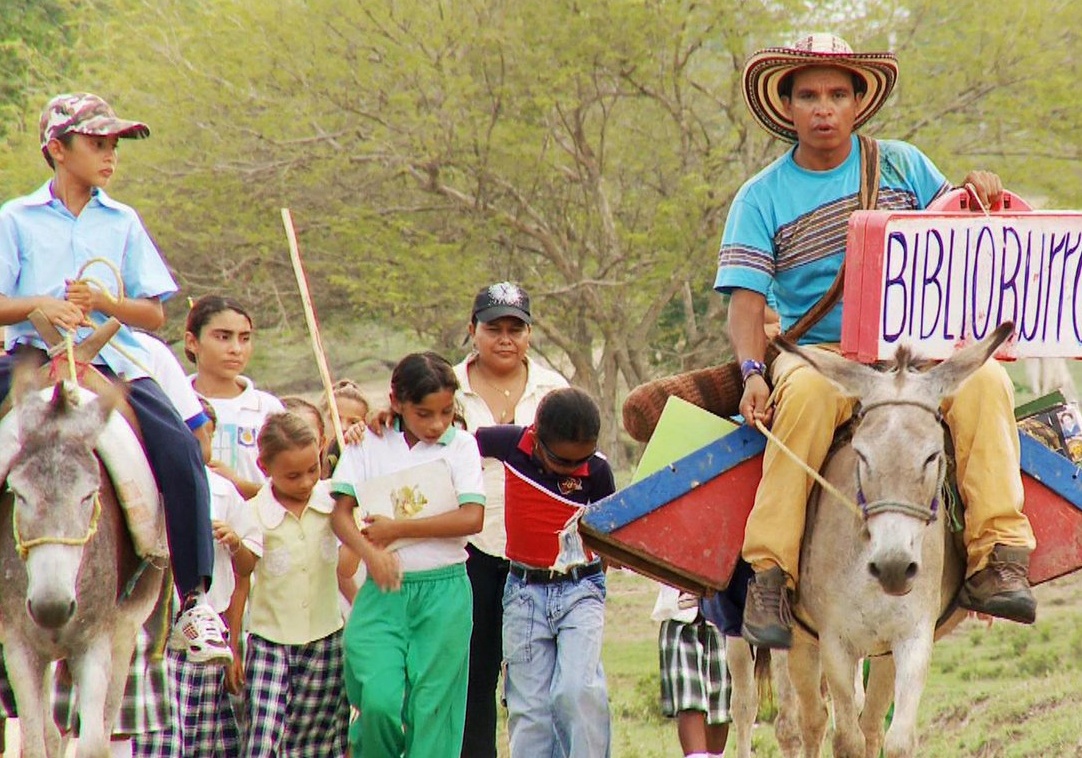 Nguoi ‘vac ca thu vien’ tren lung lua hinh anh