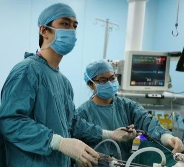 Be trai o Trung Quoc co 3 qua than hinh anh