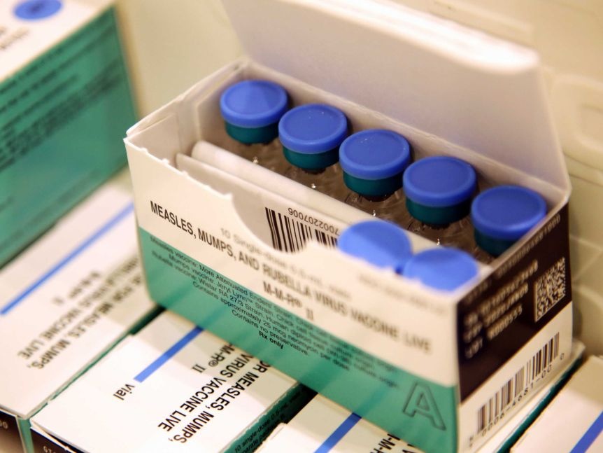 Y ta Australia tiem nham vaccine cho 17 tre hinh anh