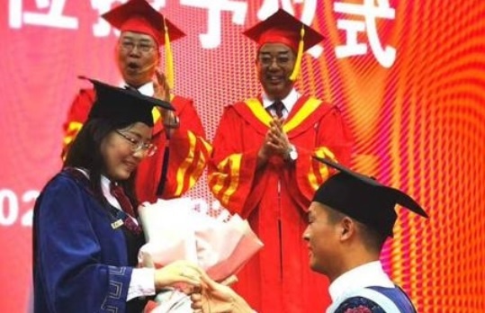 Nam sinh Trung Quoc cau hon ban gai trong le tot nghiep hinh anh