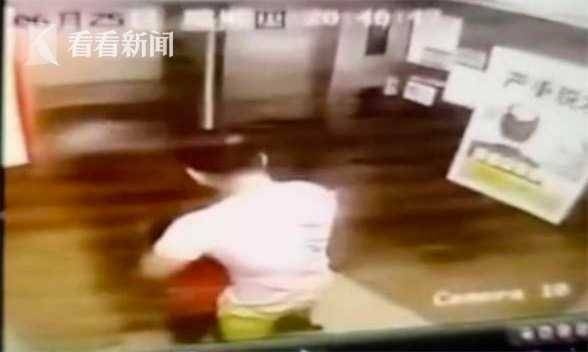 bi bat coc va hanh hung trong thang may anh 1