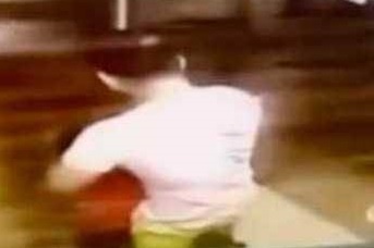 Be trai 8 tuoi o Trung Quoc bi bat coc, hanh hung trong thang may hinh anh