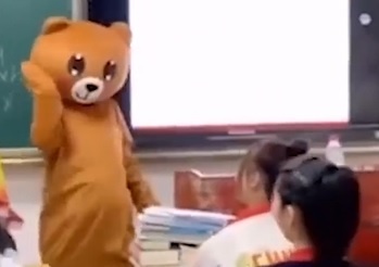 Giao vien Trung Quoc hoa gau co vu tinh than thi sinh thi dai hoc hinh anh