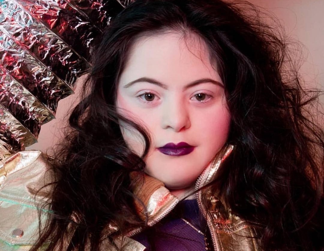 Nu sinh 18 tuoi mac benh Down hoc nghe thuat, lam nguoi mau hinh anh