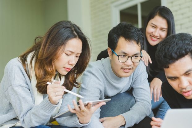 Truong dai hoc My len tieng viec truc xuat du hoc sinh hinh anh