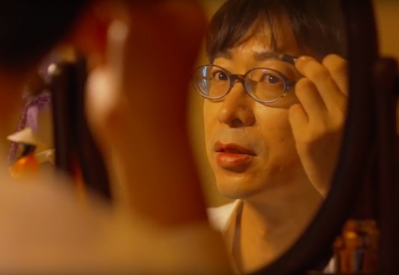 Thay giao Trung Quoc trang diem, mac vay len giang duong hinh anh