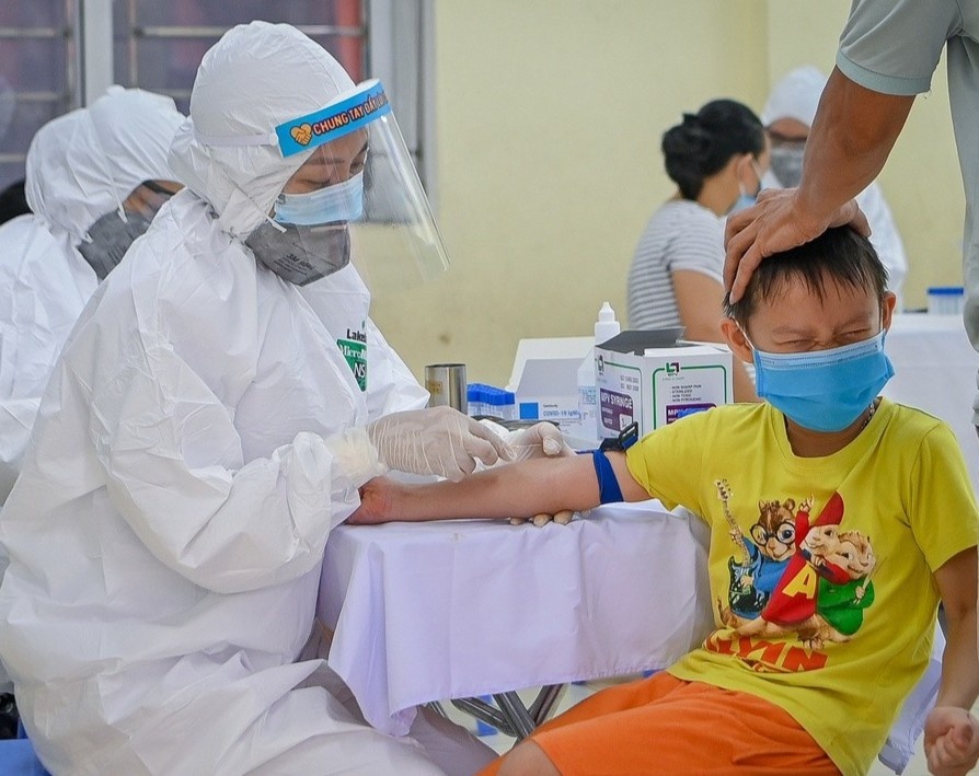 Bo Y te de nghi tang cuong xet nghiem Covid-19 cho nguoi dan hinh anh