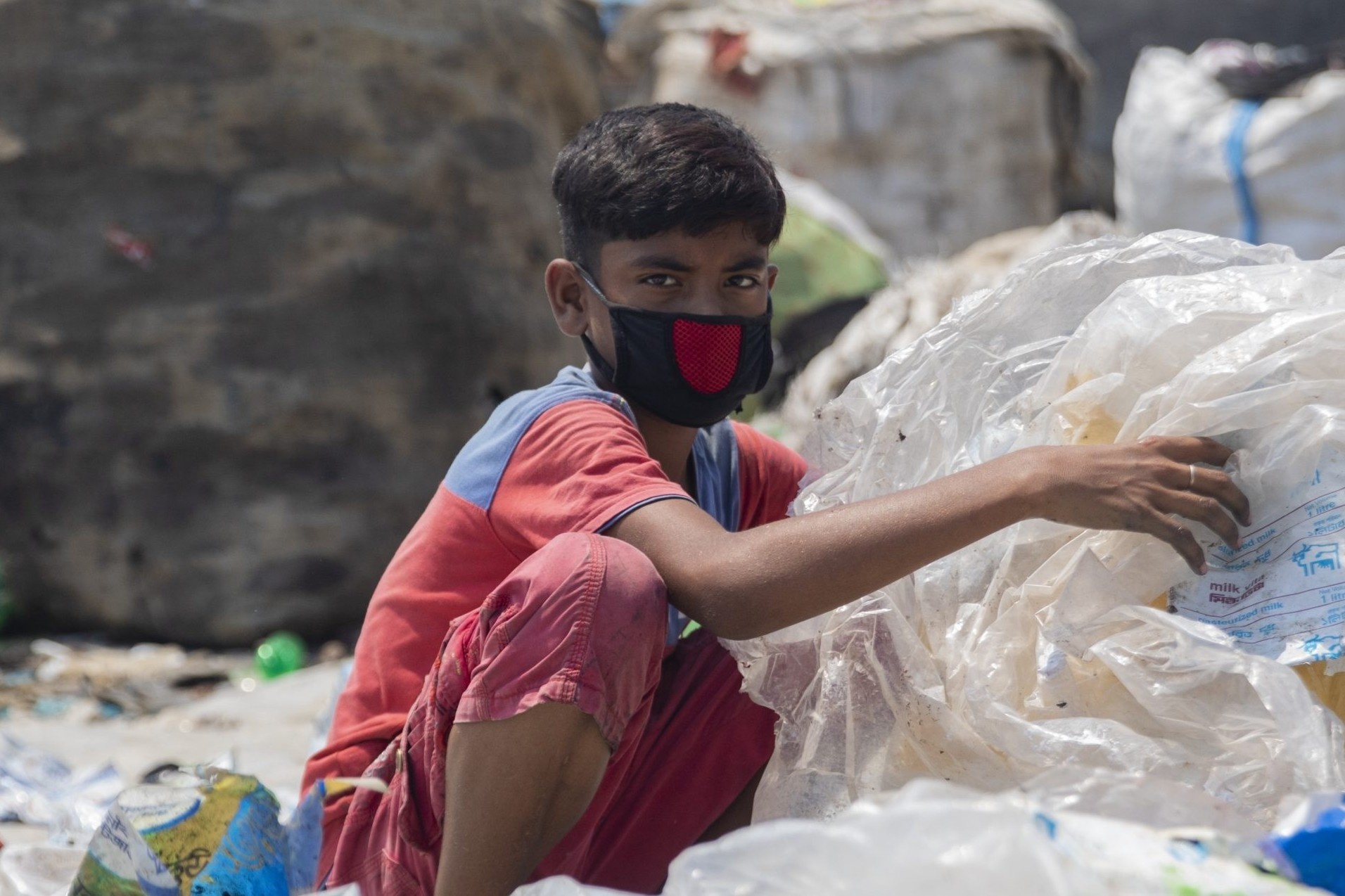Truong hoc dong cua vi dich, tre em ngheo o Bolivia di lam them hinh anh