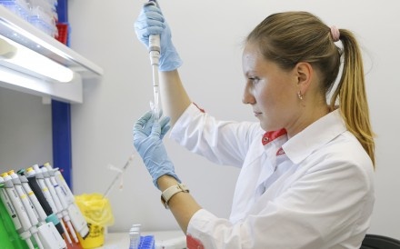 Trung Quoc de nghi Nga hop tac thu nghiem vaccine Covid-19 hinh anh