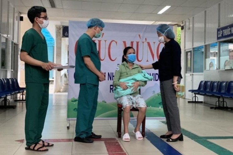 San phu va 15 benh nhan mac Covid-19 duoc xuat vien hinh anh