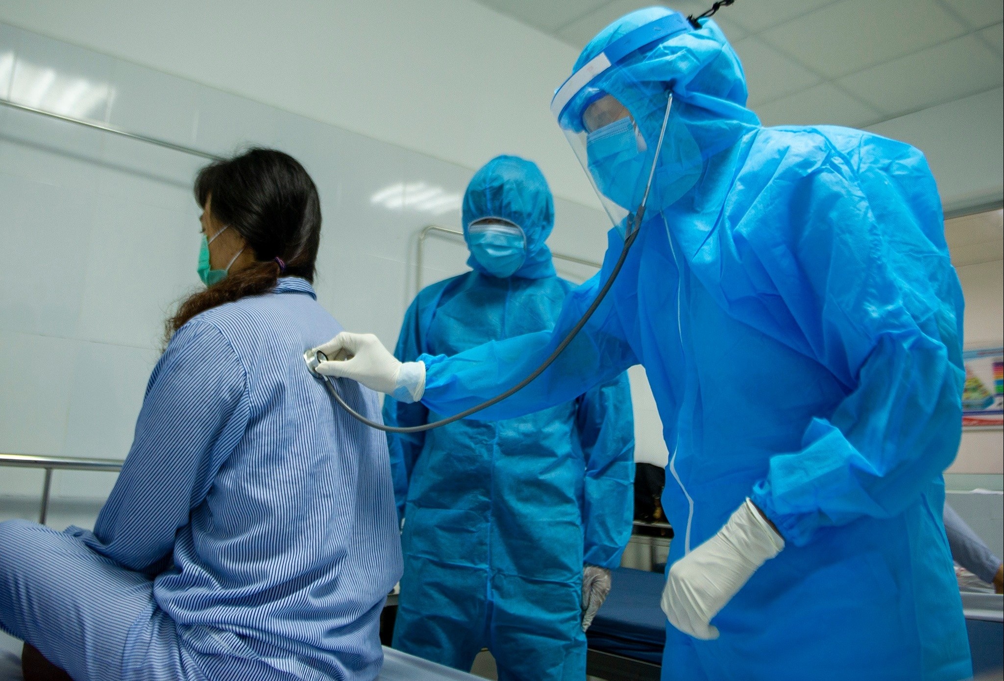 Gan 40% benh nhan Covid-19 dang tien trien tot hinh anh