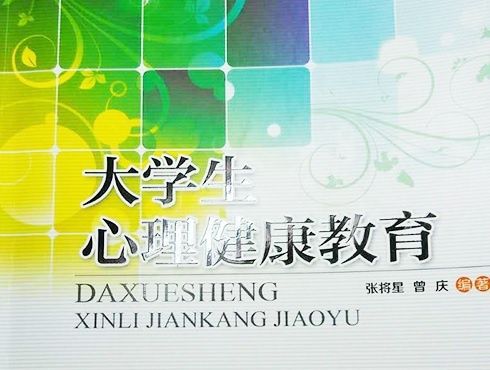 Mot sinh vien Trung Quoc kien Nha xuat ban Dai hoc Te Nam hinh anh