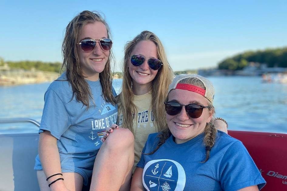 Tuoi 17 cua cap chi em dinh lien nguoi My hinh anh