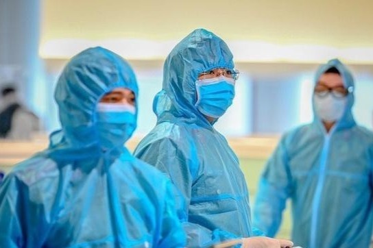 Du hoc sinh tro ve tu Anh mac Covid-19 hinh anh