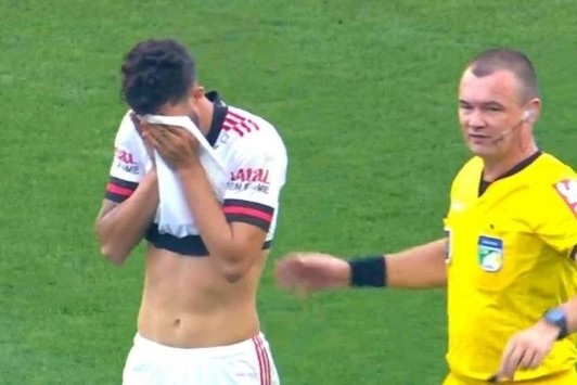 Cau thu Brazil bi chan thuong tinh hoan khi dang thi dau hinh anh