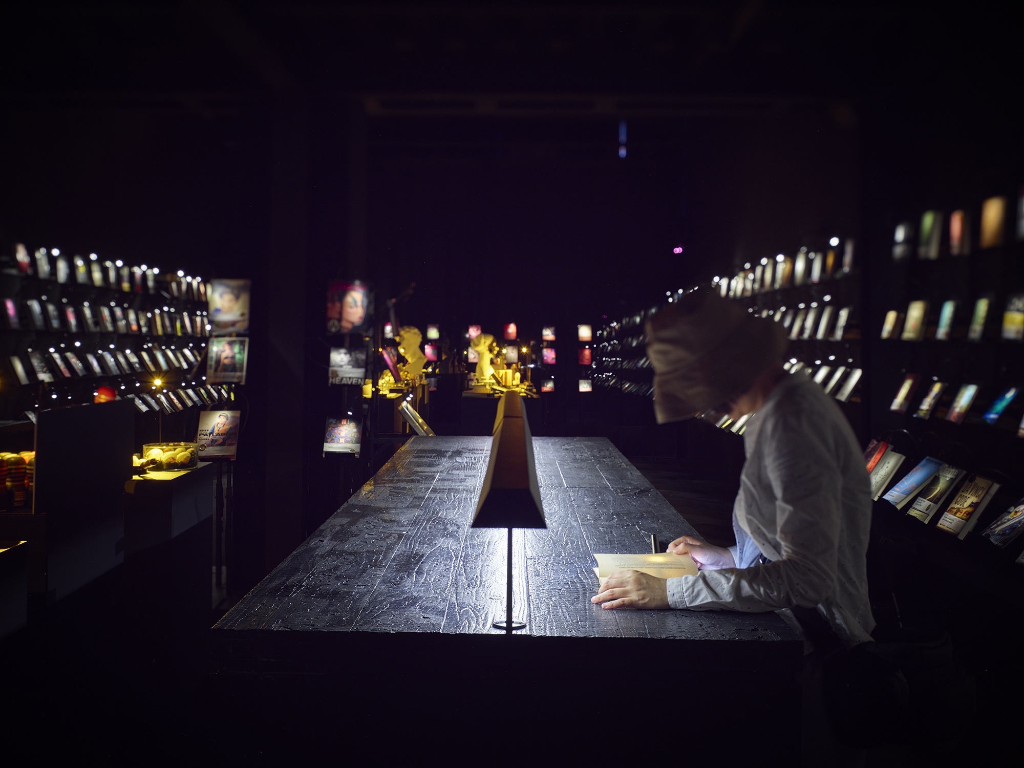 Hieu sach trong bong toi anh 1