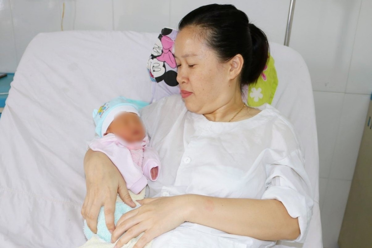 Mo bat con cho san phu bi khoi u xo an sau vao tu cung hinh anh