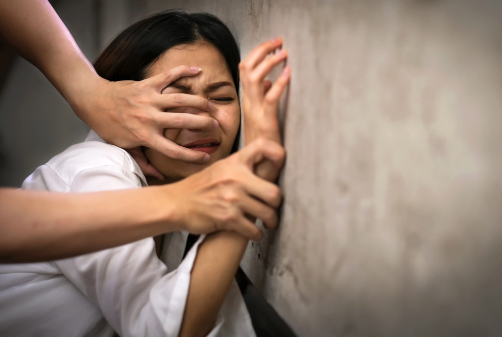 Nguoi phu nu o Trung Quoc bi cuong hiep khi dung dich vu mai moi hinh anh