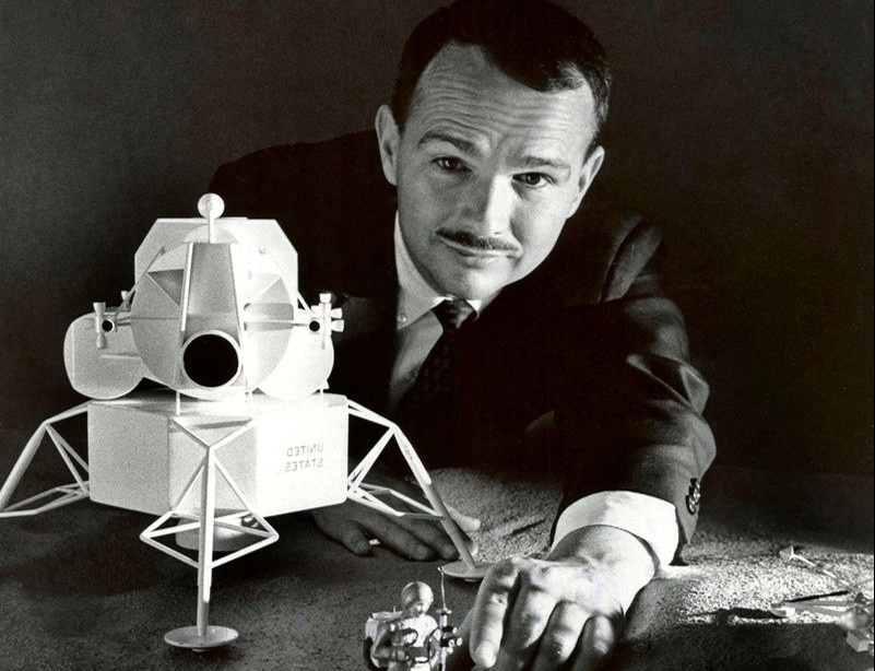 Ai la nguoi duy nhat duoc an tang tren Mat Trang? hinh anh