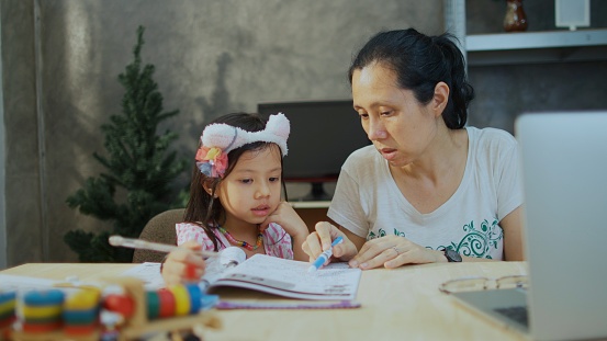 dạy con làm bài tập ảnh 1 day con lam bai tap anh 1