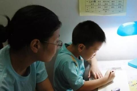 Nguoi me o Trung Quoc phai viet tuong trinh vi khong day con hoc hinh anh