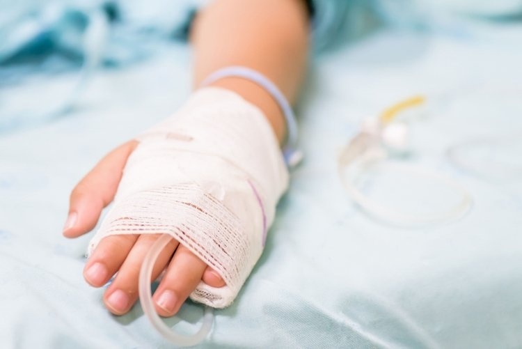 Tre mot tuoi bi hoai tu vet bong sau khi dap thuoc hinh anh