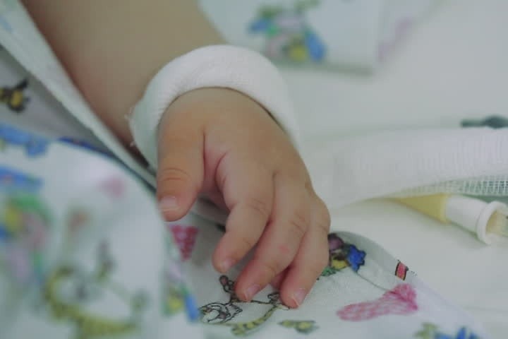 Be 15 thang tuoi tu vong tai Benh vien Da khoa huyen Thach That hinh anh