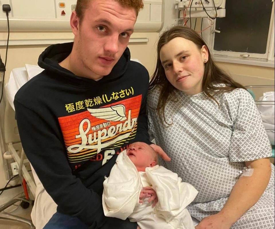 Thai phu o Anh de con trong nha ve sinh vi khong biet minh mang bau hinh anh