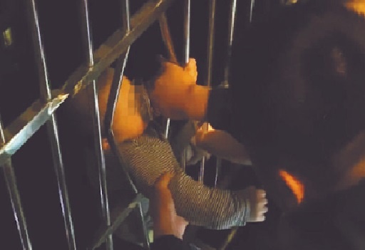 Hang xom cuu be trai tai Trung Quoc khi roi tu tang 13 hinh anh